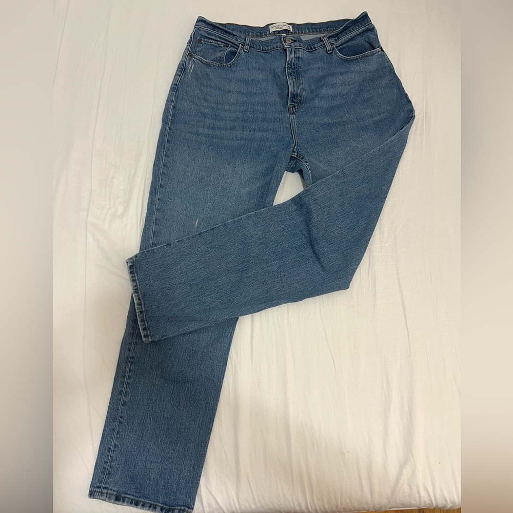 Abercrombie & Fitch The 90’s Straight Ultra High Rise Curve Love jeans. 34/18L